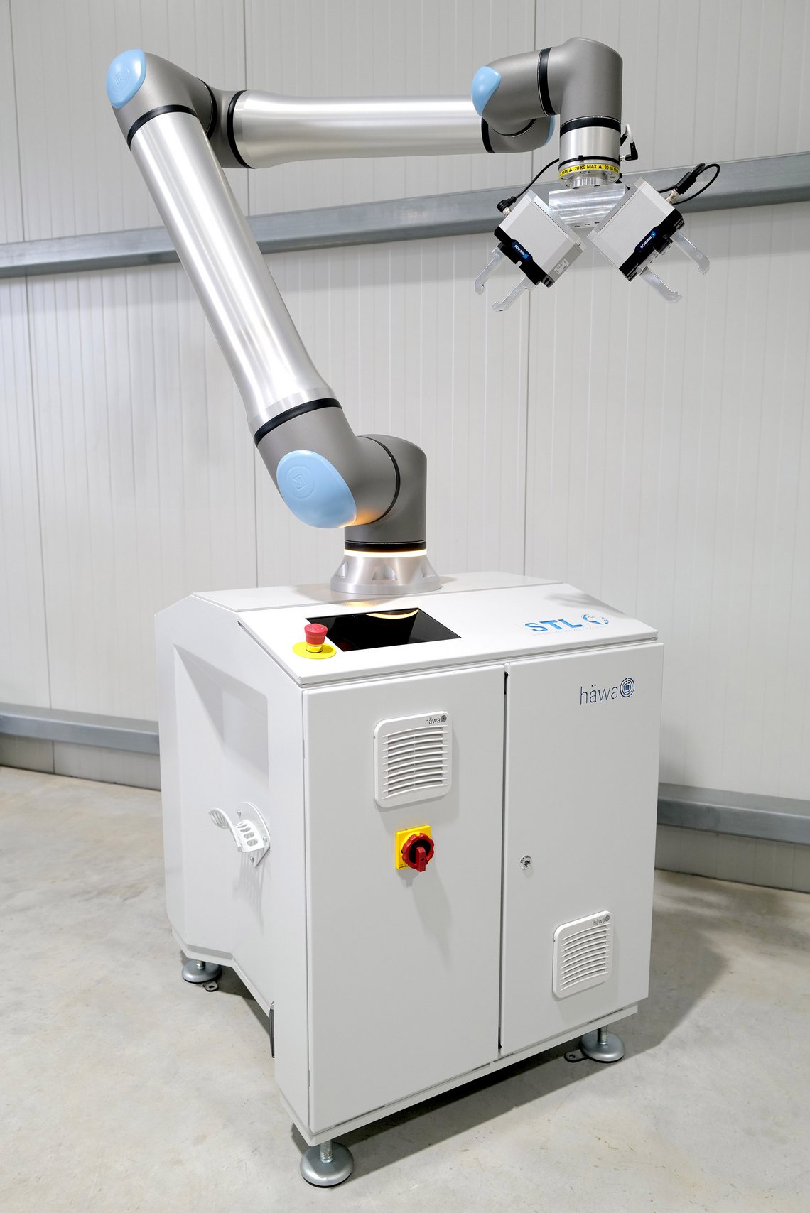 ein Cobot auf einem häwa Cobot-Untergestell.