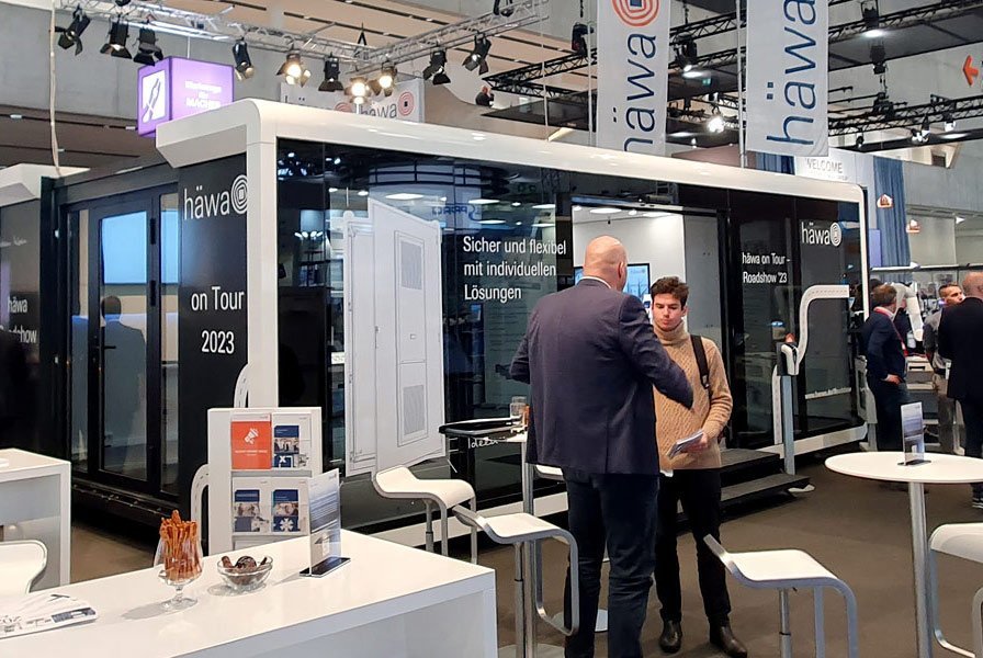 häwa bei der SPS Werte im Hintergrund befindet sich das häwa showroom.