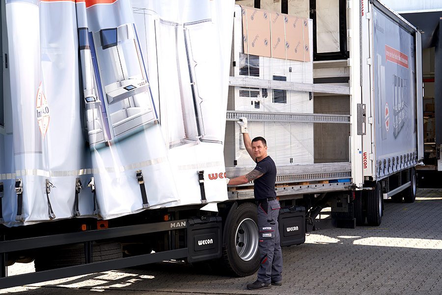 Herr Sarzhan beim öffnen eines LKW-Anhängers.